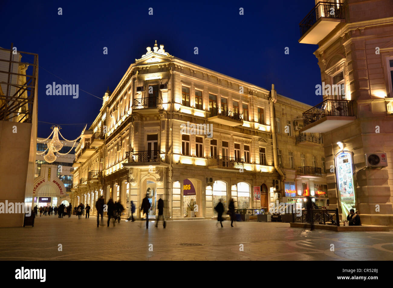Fußgänger auf der beleuchteten Fountain Square, historische Stadtzentrum von Baku, Aserbaidschan, UNESCO-Weltkulturerbe, Caucasus Stockfoto