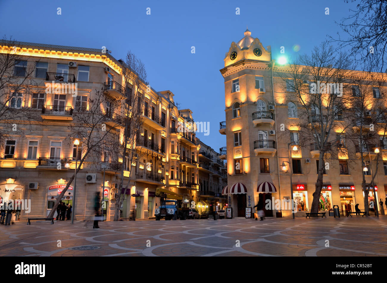 Fußgänger auf der beleuchteten Fountain Square, historische Stadtzentrum von Baku, Aserbaidschan, UNESCO-Weltkulturerbe, Caucasus Stockfoto