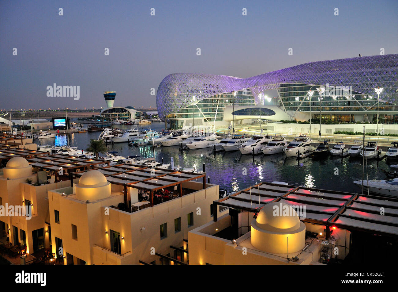 Yas Hotel und Marina an der Formel-1-Rennstrecke Yas Marina Circuit auf Yas Island in das letzte Tageslicht, Abu Dhabi Stockfoto