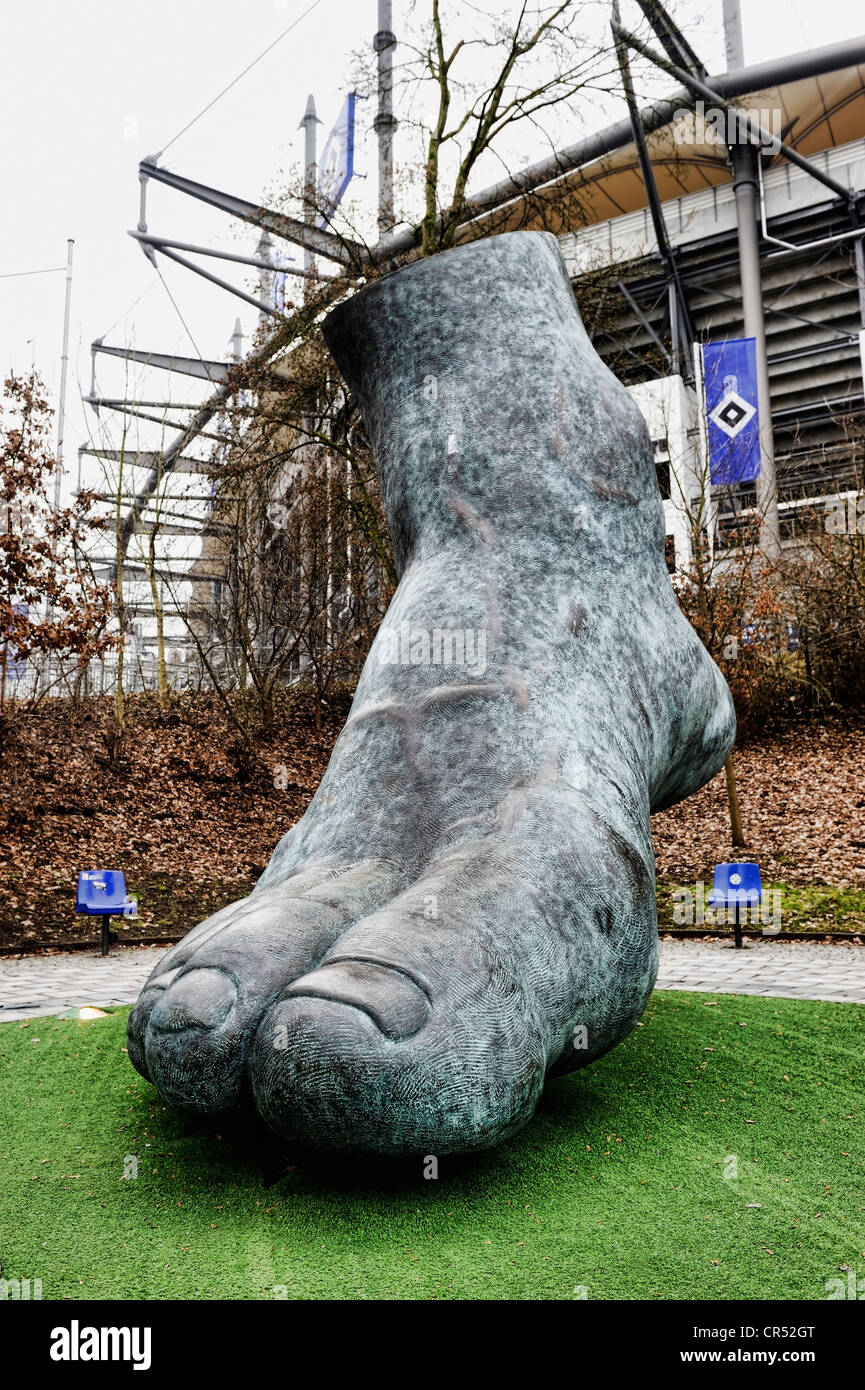 Denkmal, Fuß der Fußballlegende Uwe Seeler von Brigitte Schmitges, Stadion Imtech Arena in Hamburg, Deutschland, Europa Stockfoto