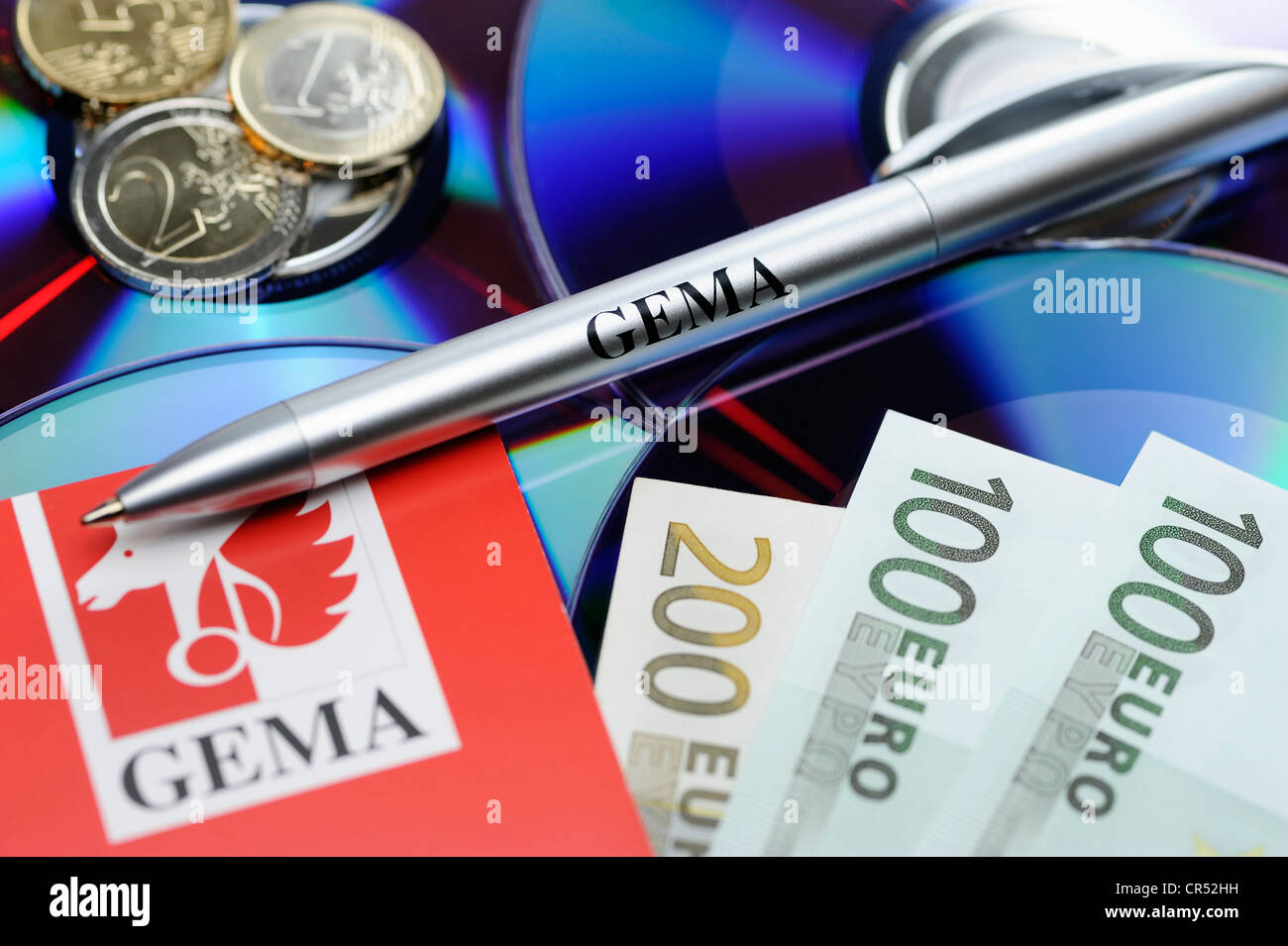 CDs, Banknoten und einem Stift beschriftet GEMA, symbolisches Bild für GEMA-Gebühren Stockfoto