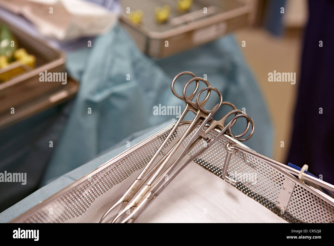Zange, abgebildet in einem NHS-Krankenhaus-OP-Saal Stockfoto