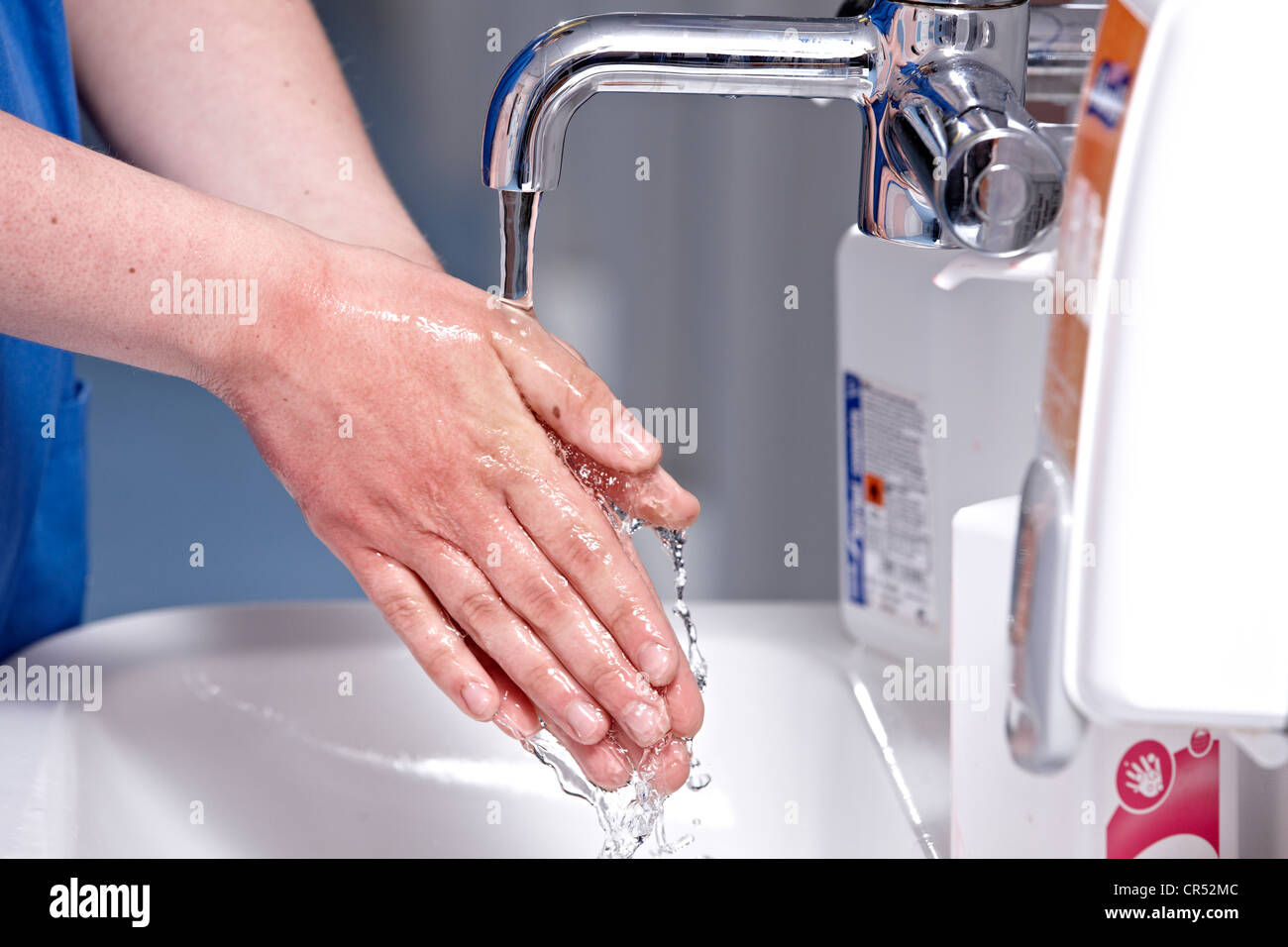 Eine Krankenschwester wäscht ihre Hände um die Verbreitung von Keimen zwischen den Patienten in eine Krankenstation zu stoppen. Stockfoto