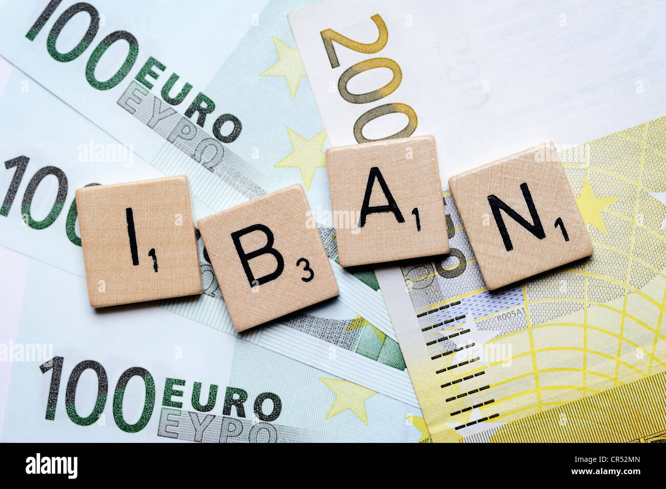 Das Wort IBAN in Briefen an Euro-Banknoten Stockfoto