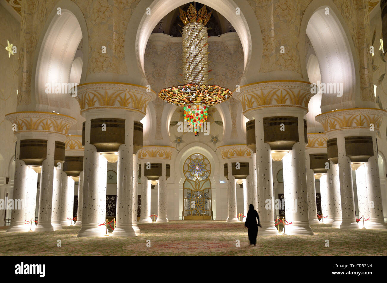Verschleierte Frau im Gebetssaal der Sheikh-Zayed-Moschee, Abu Dhabi, Vereinigte Arabische Emirate, Arabische Halbinsel, Asien Stockfoto