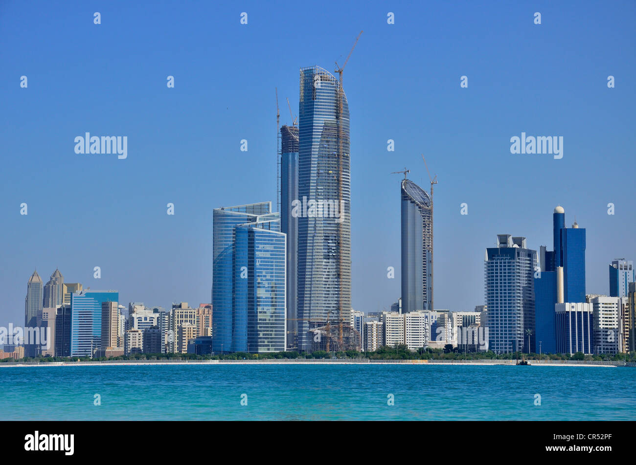 Blick auf die Skyline von Abu Dhabi aus Heritage Village, Abu Dhabi, Vereinigte Arabische Emirate, Arabische Halbinsel, Asien Stockfoto