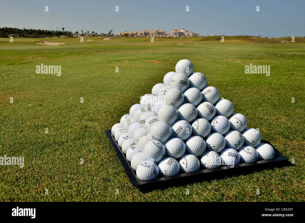 Pyramidale gestapelten Golfbälle in der Saadiyat Beach Golf Club auf Saadiyat Island, Abu Dhabi, Vereinigte Arabische Emirate Stockfoto