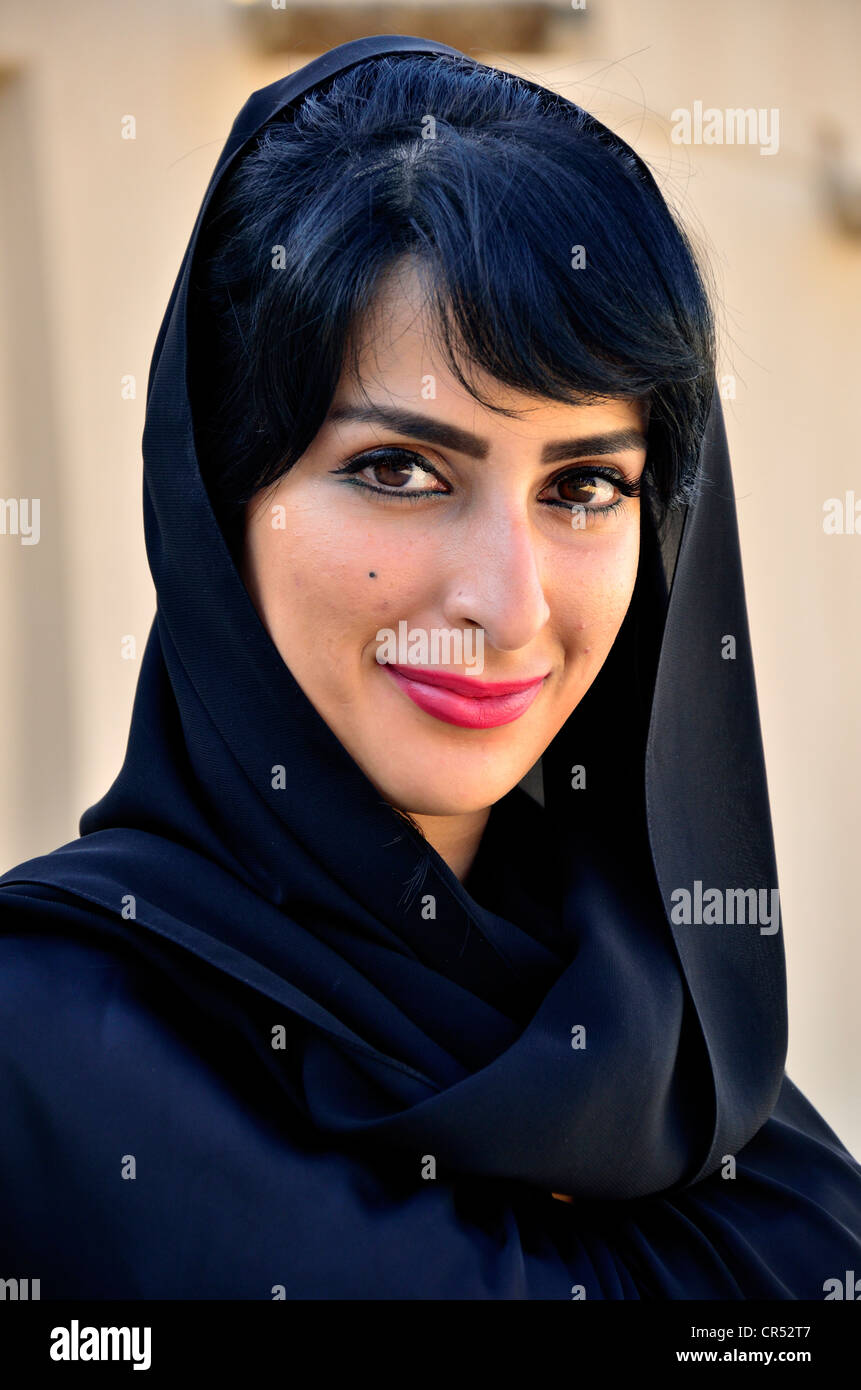 Einheimische Frau mit Schleier im Al Jahili Fort von Al Ain, UNESCO-Weltkulturerbe, Abu Dhabi, Vereinigte Arabische Emirate Stockfoto