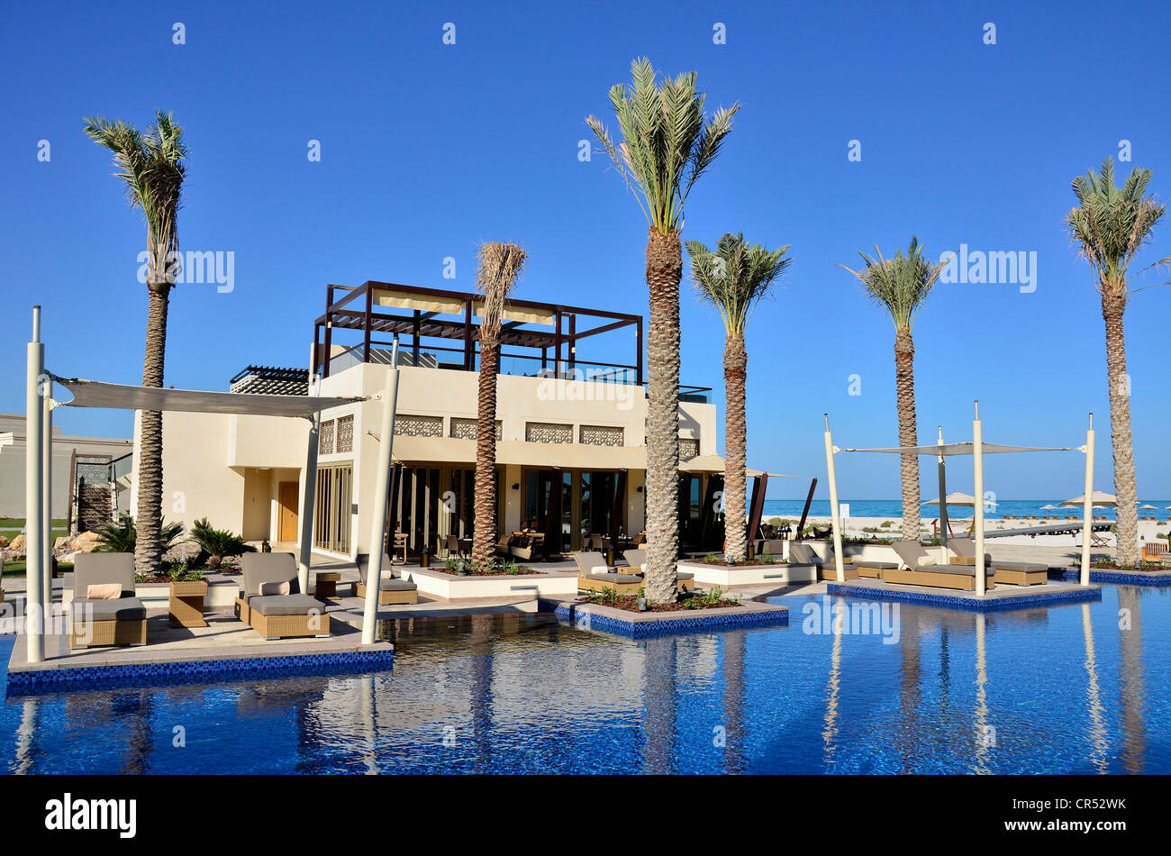 Schwimmbad im Park Hyatt Hotel auf Saadiyat Island, Abu Dhabi, Vereinigte Arabische Emirate, Arabische Halbinsel, Asien Stockfoto