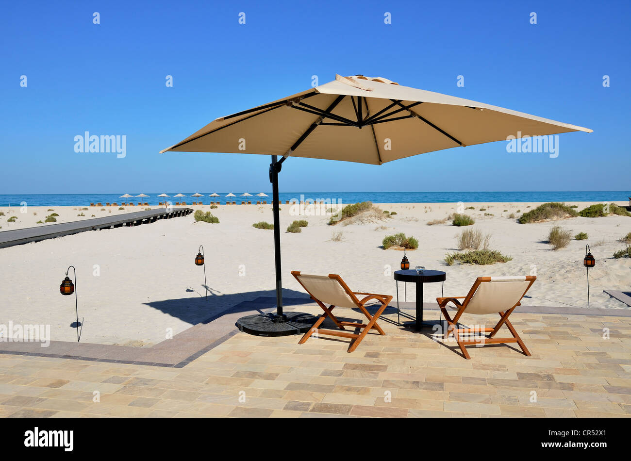 Liegestühle und Sonnenschirm, Strand und outdoor-Bereich des Park Hyatt Hotel auf Saadiyat Island, Abu Dhabi, Vereinigte Arabische Emirate Stockfoto