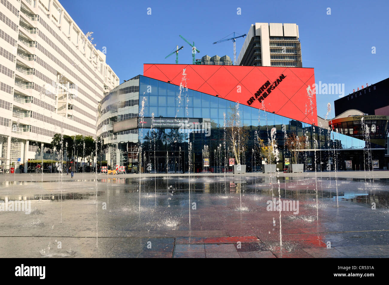 Brunnen vor Dr. Anton Philipszaal in das Zentrum von den Haag, Holland, Niederlande, Europa Stockfoto