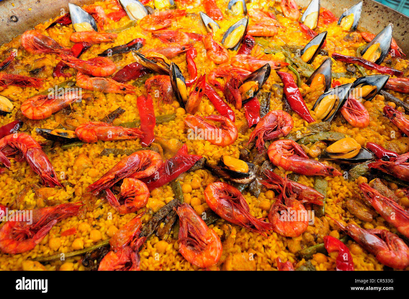 Paella, Reis-Gericht mit Bohnen, Paprika, Muscheln und Garnelen, Altea, Costa Blanca, Spanien, Europa Stockfoto