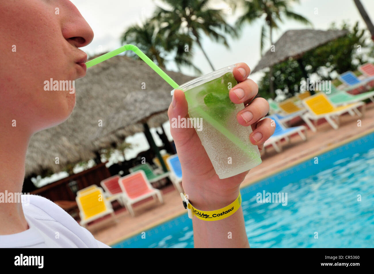 All-inclusive-Armband und einem Mojito cocktail in der Hand eines Touristen, Hotel Costasur Playa Ancón, in der Nähe von Trinidad, Kuba Stockfoto