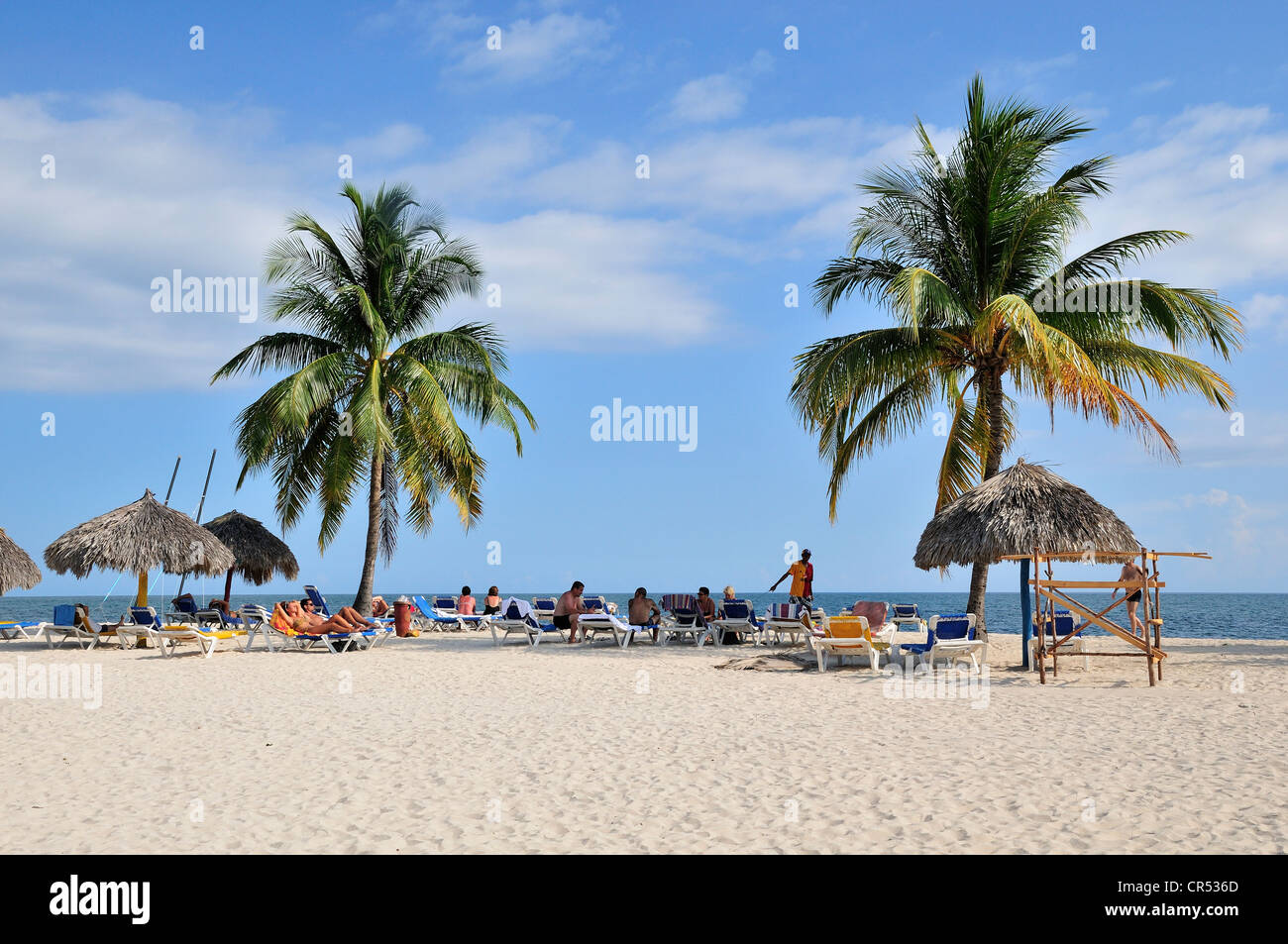 Badegäste und Palmen am Strand Playa Ancón, in der Nähe von Trinidad, Kuba, Caribbean Stockfoto