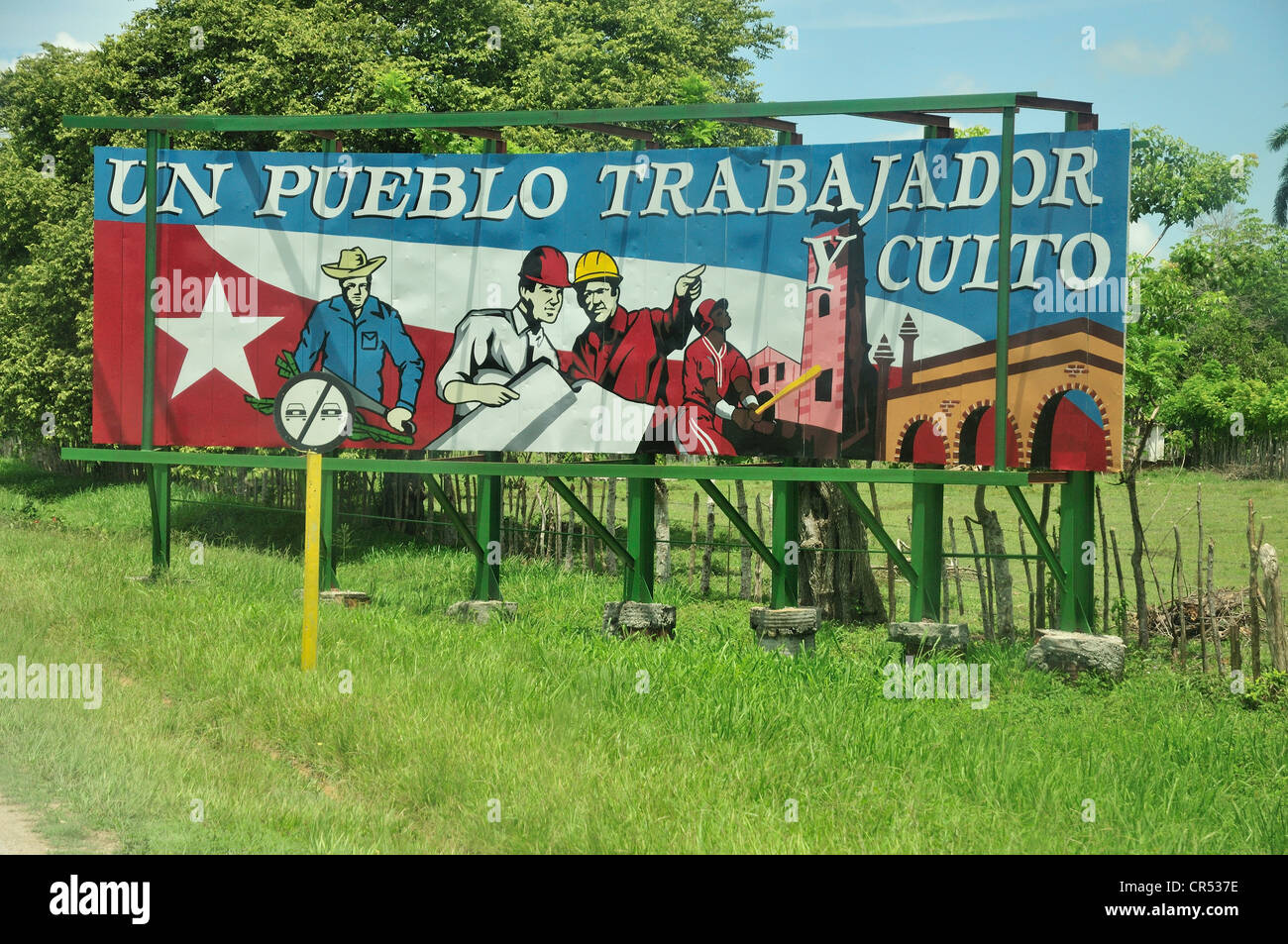Revolutionäre Propaganda, Un Pueblo Trabajador y Culto, eine fleißigen und zivilisierten Menschen, in der Nähe von Las Tunas, Kuba, Caribbean Stockfoto
