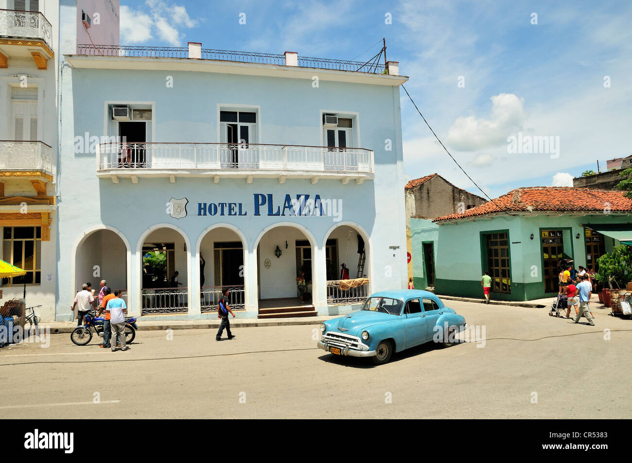 Oldtimer vor dem Plaza Hotel im historischen Zentrum von Sancti Spíritus, Kuba, Karibik Stockfoto