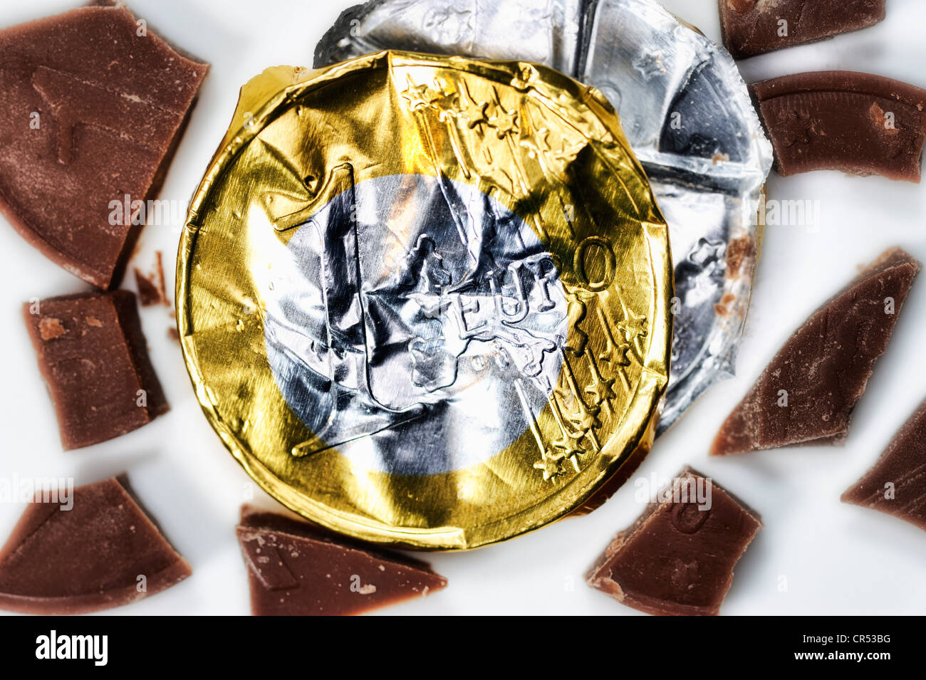 Zerknitterte Folie Schokolade Euro, symbolisches Bild der Euro-Krise Stockfoto