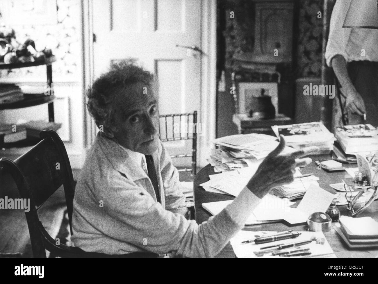 Cocteau, Jean, 5.7.1889 - 11. 10.1963, französischer Autor/Schriftsteller,  Regisseur und Grafiker, halbe Länge, an seinem Tisch sitzend, 1963  Stockfotografie - Alamy