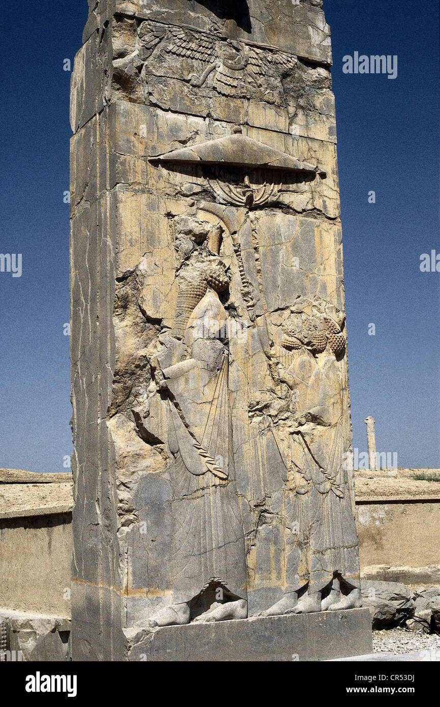 Xerxes I. 'der Große', Großer König von Persien, Pharao von Ägypten, mit einem Knecht, der einen Sonnenschutz hält, Erleichterung auf einer Säule, Palast von Xerxes (hadisch), Persepolis (Parsa), 5. Jahrhundert v. Chr., Stockfoto
