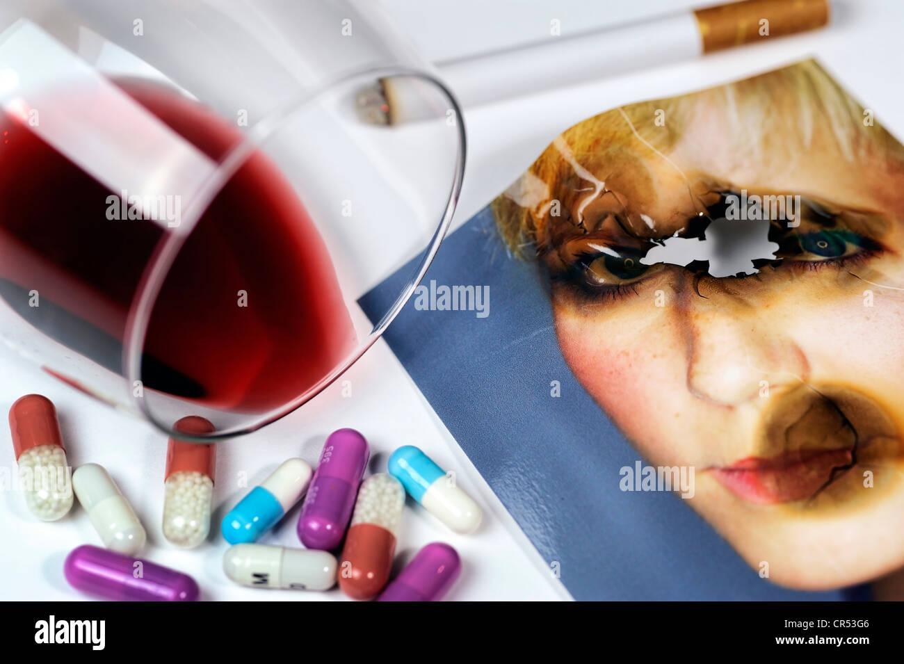 Versengten Foto, umgestürzten Weinglas, Zigarette und Kapseln, symbolisches Bild für Burnout-Syndrom Stockfoto
