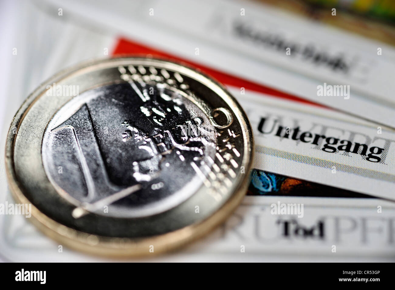 Euro-Münze auf der Tarot Karte "Tod", Zerstörung, Korruption, symbolisches Bild für das Auseinanderbrechen der Europäischen Währungsunion Stockfoto