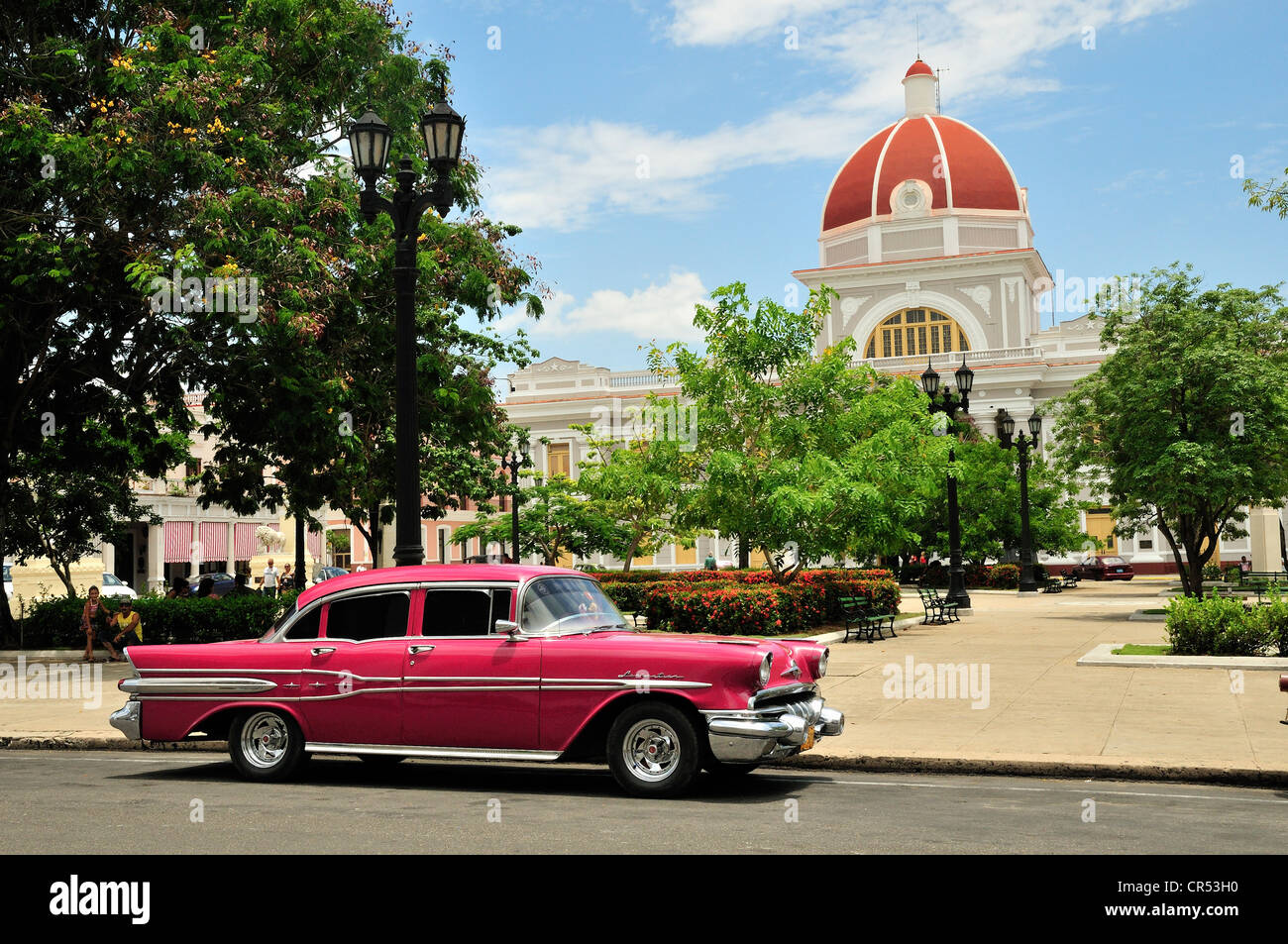 Pontiac, Oldtimer geparkt vor der Geschichte Landesmuseum neben Parque Marti Park, Cienfuegos, Kuba, Caribbean Stockfoto
