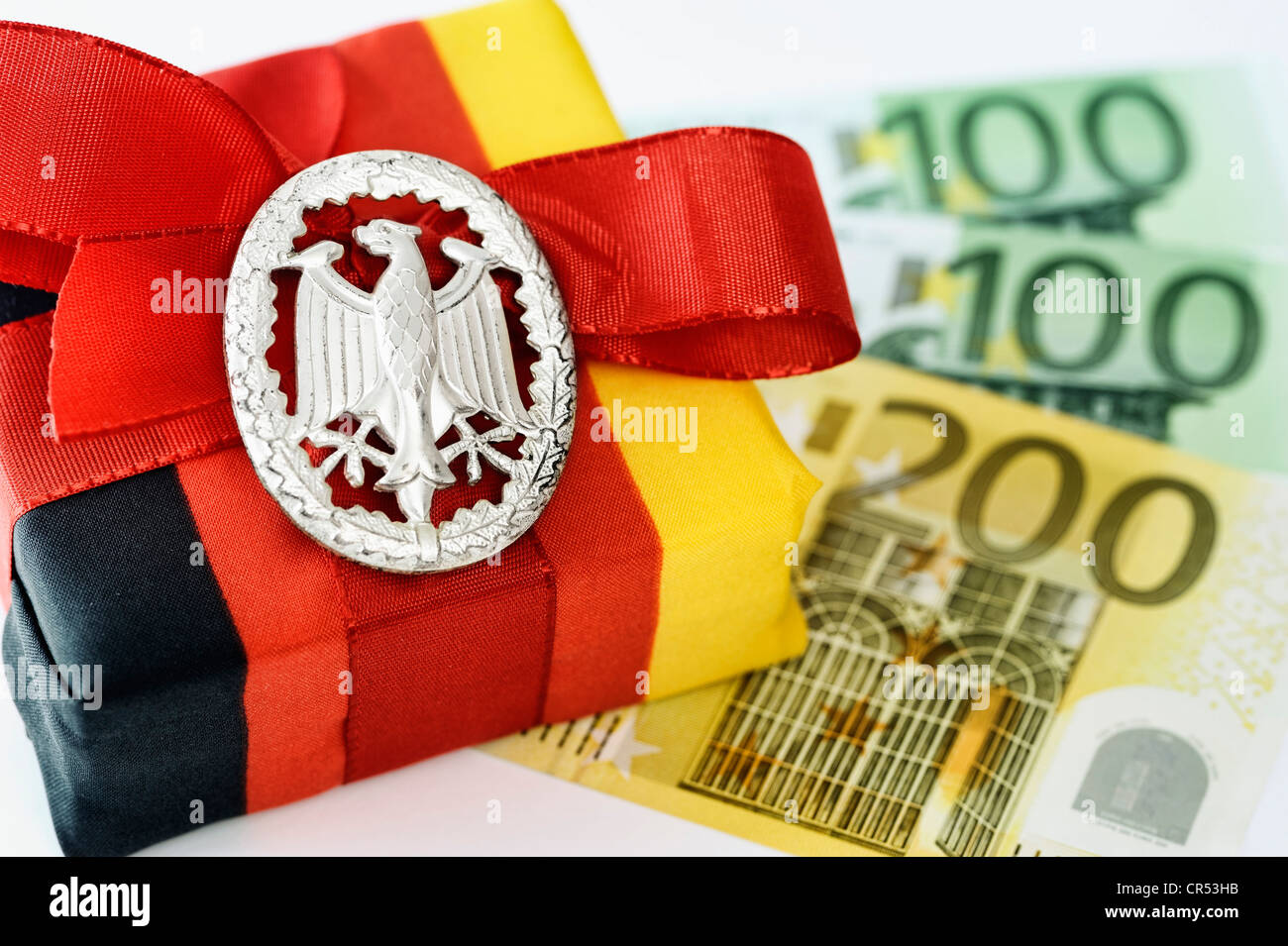 Geschenk verpackt in den deutschen Nationalfarben, Bundesadler, Euro-Banknoten, symbolische Bilder für Steuersenkungen, Steuer-Geschenk Stockfoto