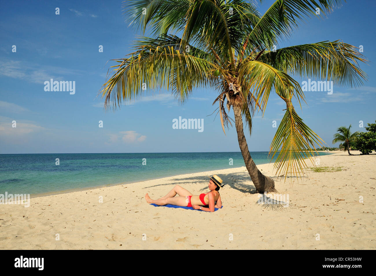 Tourist unter einer Palme am Strand, Playa Ancon, in der Nähe von Trinidad, Kuba, Caribbean Stockfoto