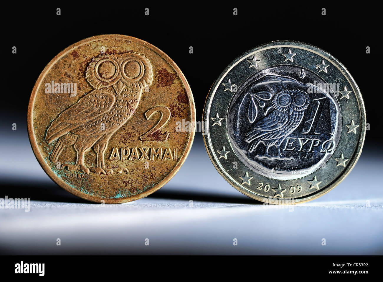 Griechische Drachme und eine griechische ein-Euro-Münze Stockfoto