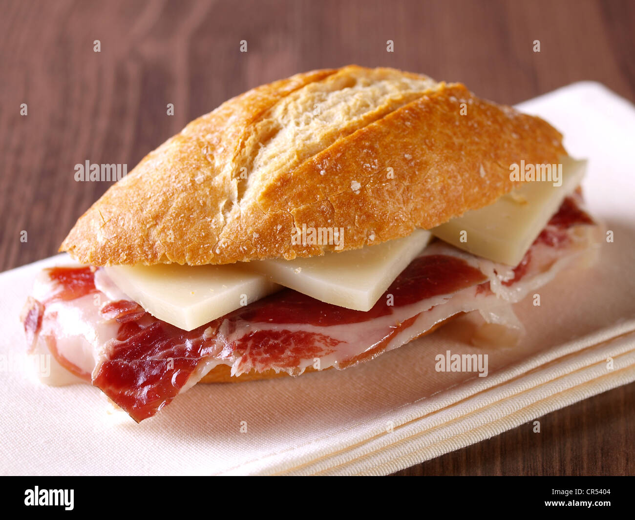 Wurstwaren Schinken und Käse-Sandwich. Bocadillo de Jamón Serrano y Queso. Stockfoto