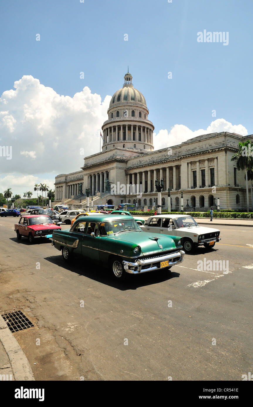 Oldtimer vor El Capitolio oder National Capitol Building, Heimat der kubanische Akademie der Wissenschaften, Havanna, Kuba Stockfoto