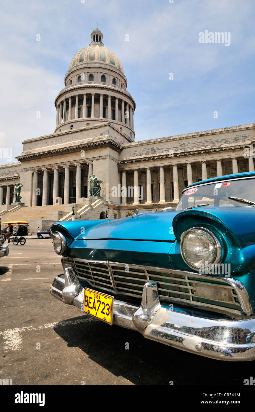 Oldtimer vor El Capitolio oder National Capitol Building, Heimat der kubanische Akademie der Wissenschaften, Havanna, Kuba Stockfoto