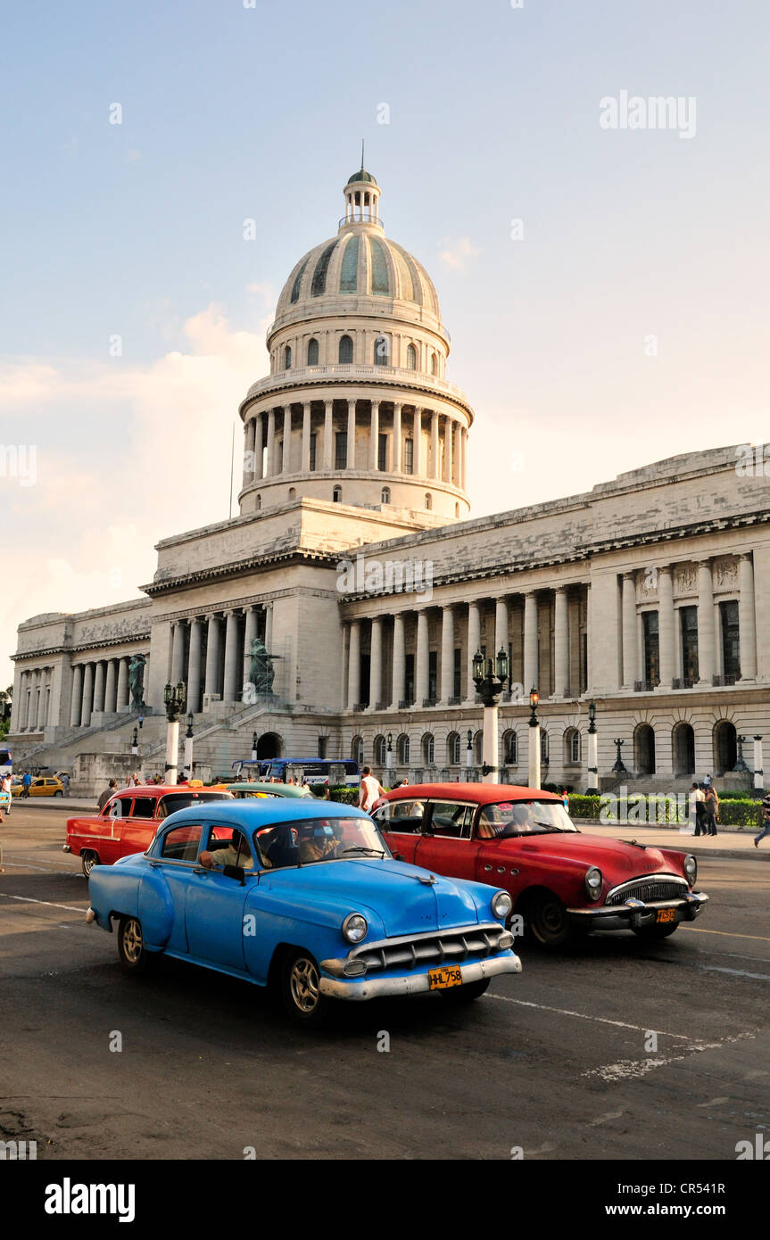 Oldtimer vor El Capitolio oder National Capitol Building, Heimat der kubanische Akademie der Wissenschaften, Havanna, Kuba Stockfoto