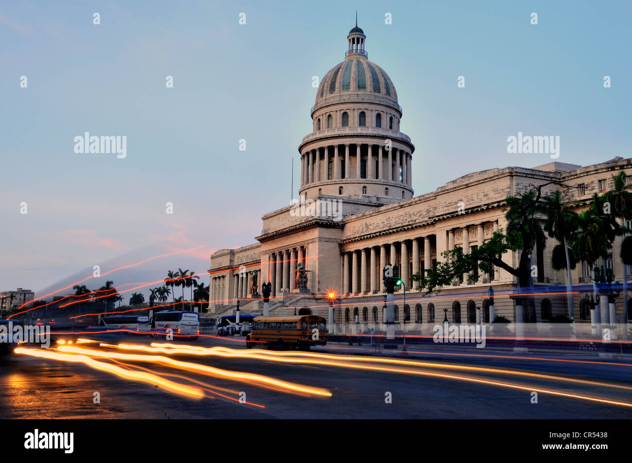 El Capitolio oder National Capitol Building, Heimat der kubanische Akademie der Wissenschaften, an Dämmerung, Havanna, Kuba, Karibik Stockfoto