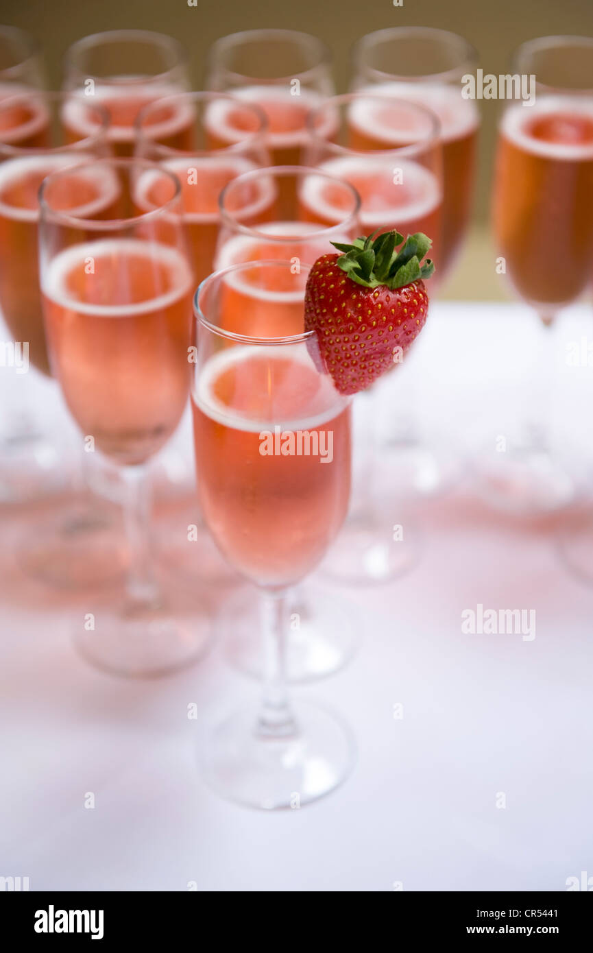 Rosa Champagner mit Erdbeeren Stockfoto