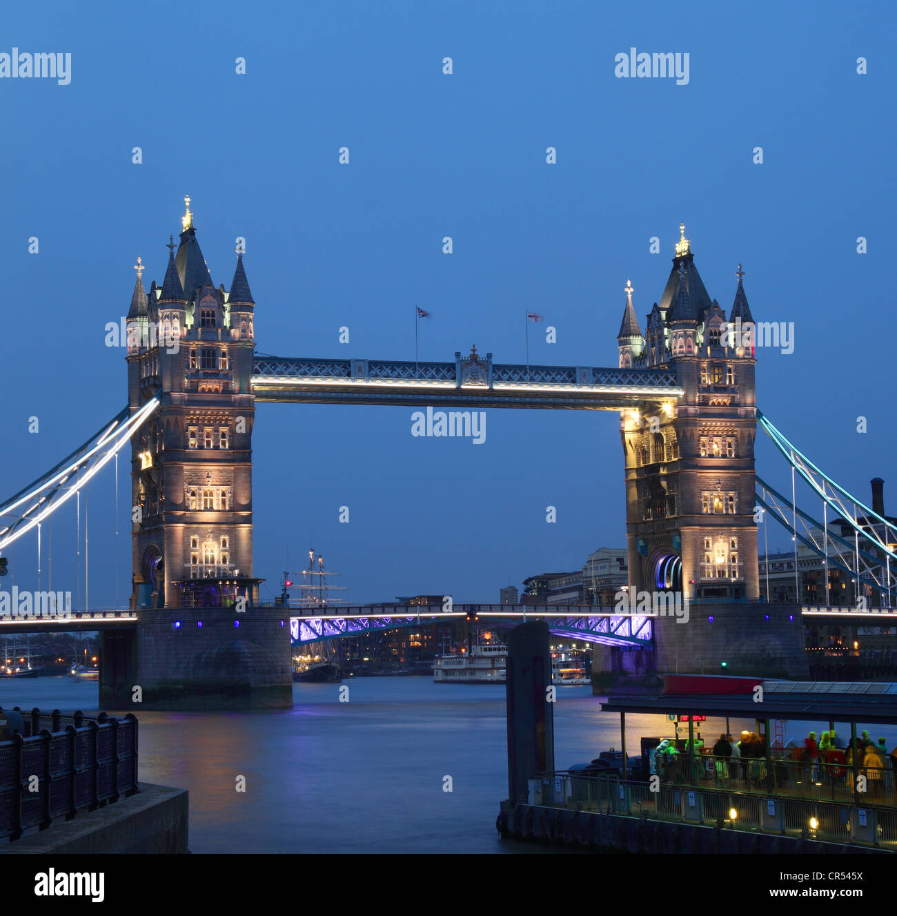 Tower Bridge in den späten Abend von der Anlegestelle an der Tower of London aufgenommen Stockfoto