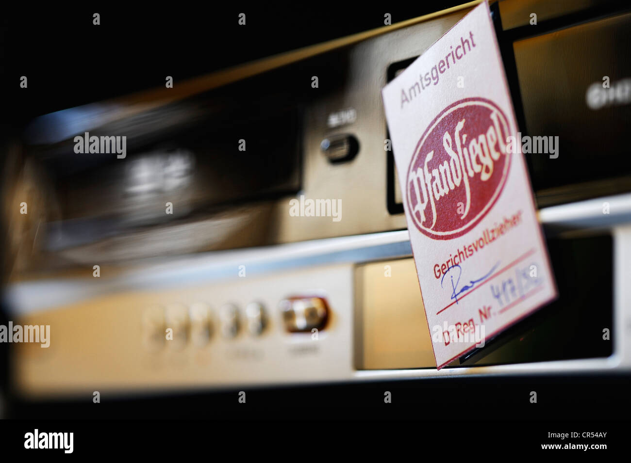 Gerichtsvollzieher Kaution Siegel auf einem elektronischen Gerät, Deutschland Stockfoto