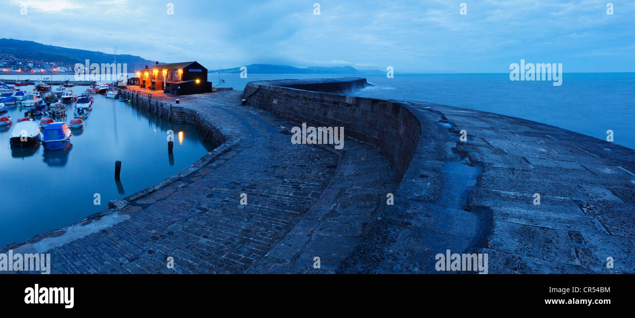 Die Cobb und Hafen in der Abenddämmerung, Lyme Regis. Dorset. England. VEREINIGTES KÖNIGREICH. Stockfoto