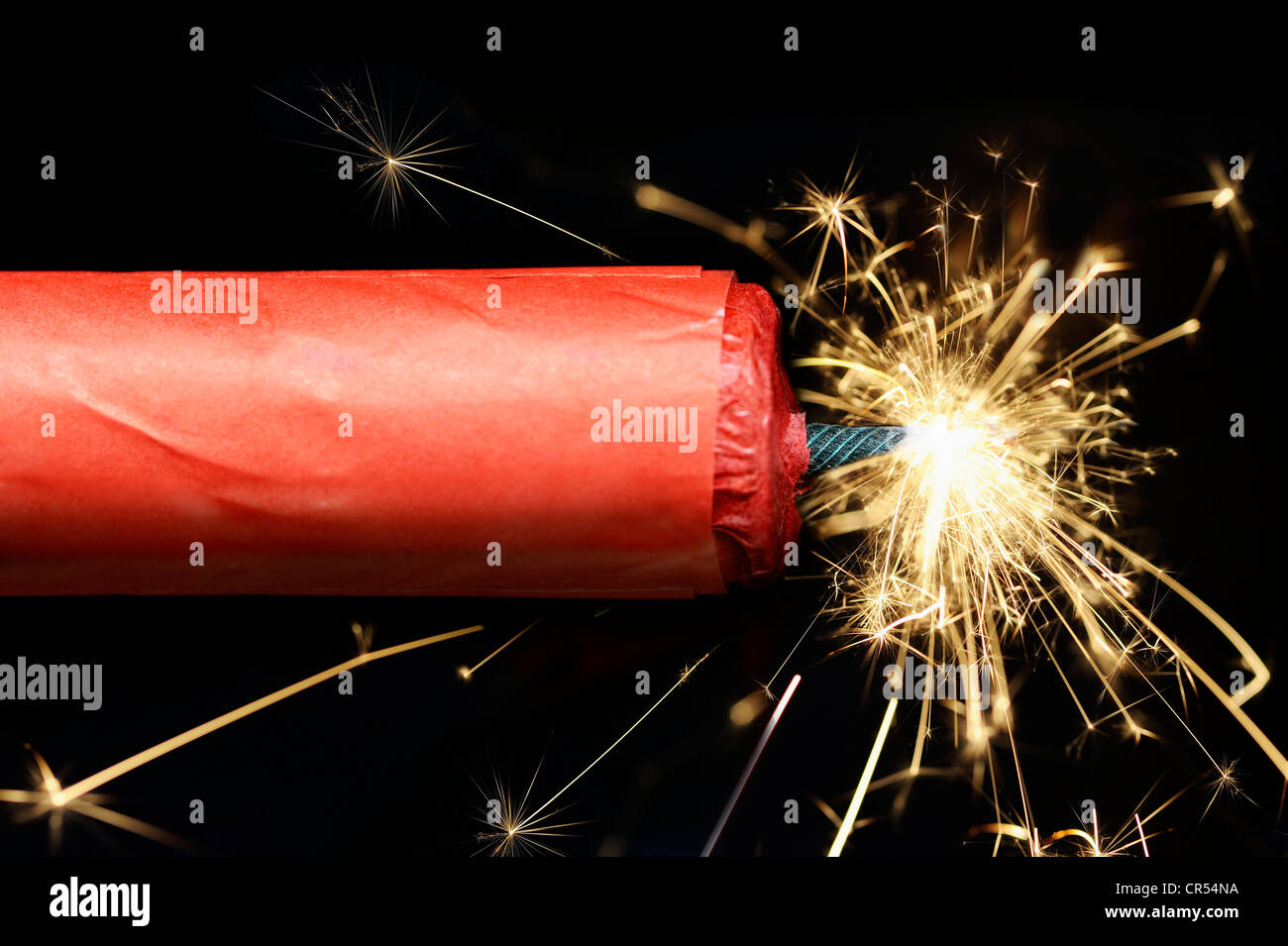 Feuerwerk, Feuerwerkskörper mit einer brennenden Sicherung Stockfoto