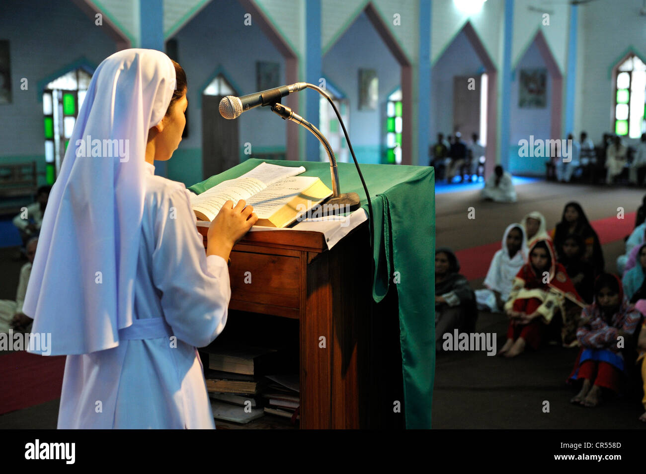 Messe in der Pfarrkirche St. Johannes, mit einer Nonne lesen aus der Bibel, christliche Gemeinschaft von Youhanabad, Pakistan, Asien Stockfoto