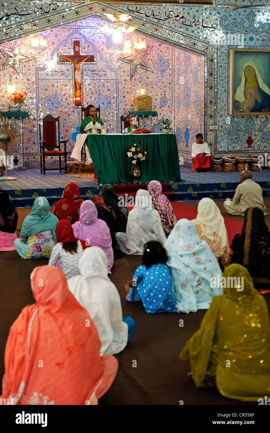Messe in der Pfarrkirche St. Johannes, christliche Gemeinde von Youhanabad, Lahore, Punjab, Pakistan, Asien Stockfoto
