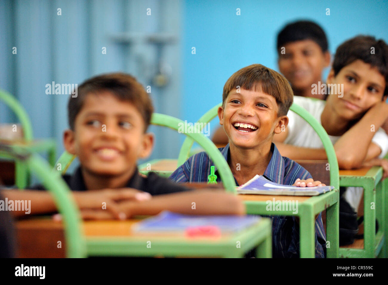 Pakistanischen jungen sitzen auf ihren Schulbänken, Lahore, Punjab, Pakistan, Asien Stockfoto