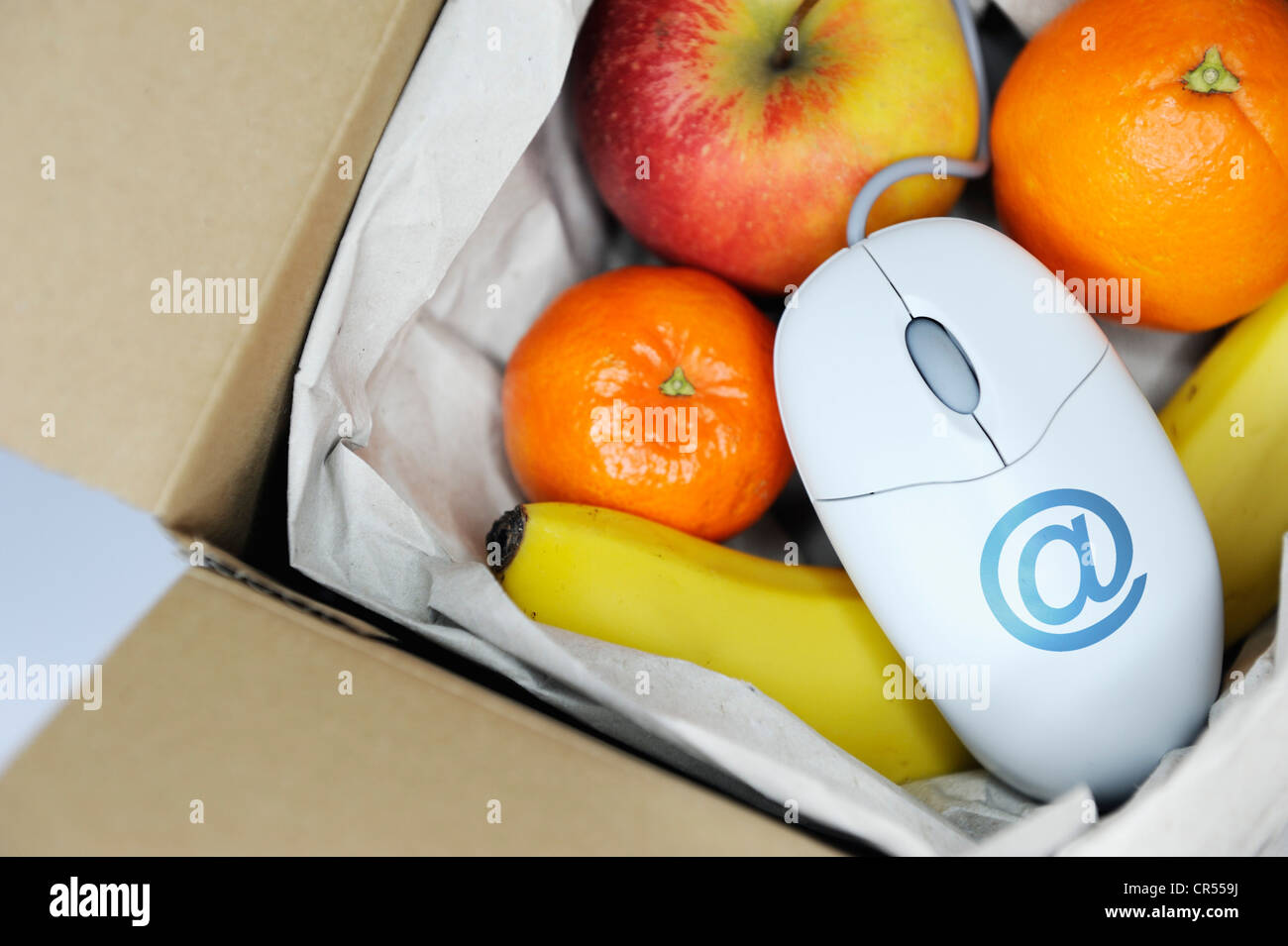 Paket mit Obst und eine Computer-Maus, symbolisches Bild für Online-Einkäufe Stockfoto