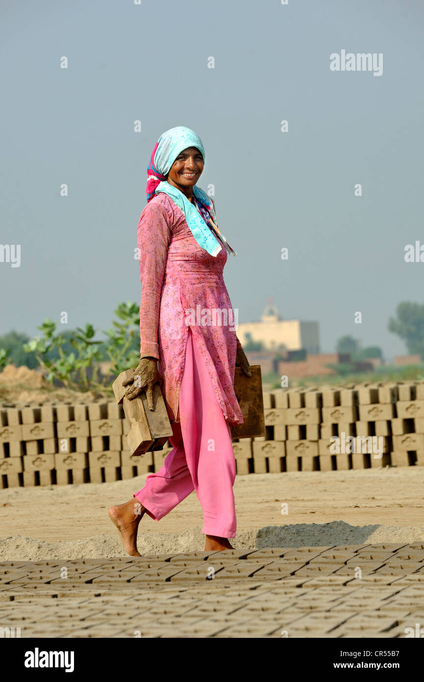 Arbeiter leben in bonded Labour in einer Ziegelei, die meisten Beschäftigten gehören die christliche Minderheit in Pakistan und Stockfoto