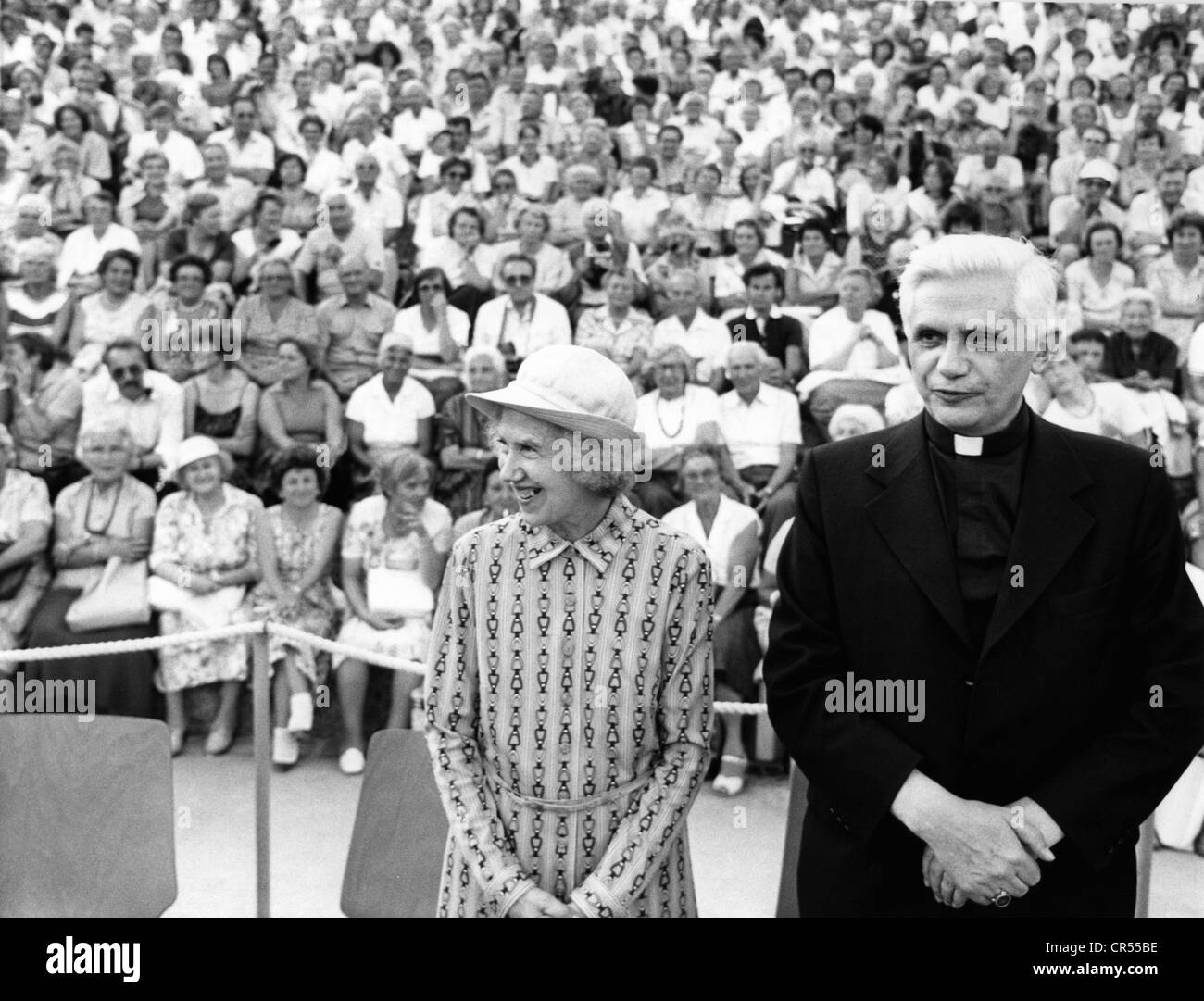 Benedikt XVI. (Joseph Ratzinger), * 16.4.1927, papst seit 19.4.2005, mit seiner Schwester Maria bei einem Konzert der Regensburger Domspatzen (Regensburger Domchor), München, 25.7.1983, Stockfoto