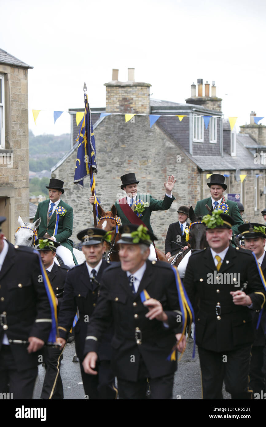 Cornet und Unterstützer folgen hinter Trommel & Fife-Band um das Moor in Hawick Common-Reiten in der Grenzstadt, Schottland Stockfoto