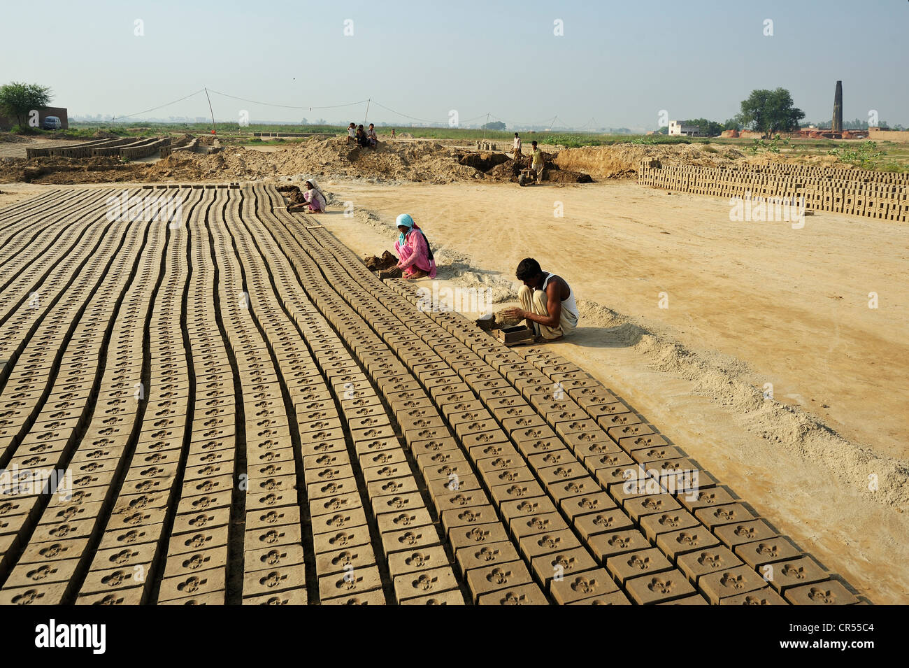 Arbeiter leben in Schuldknechtschaft in einer Ziegelei, die meisten