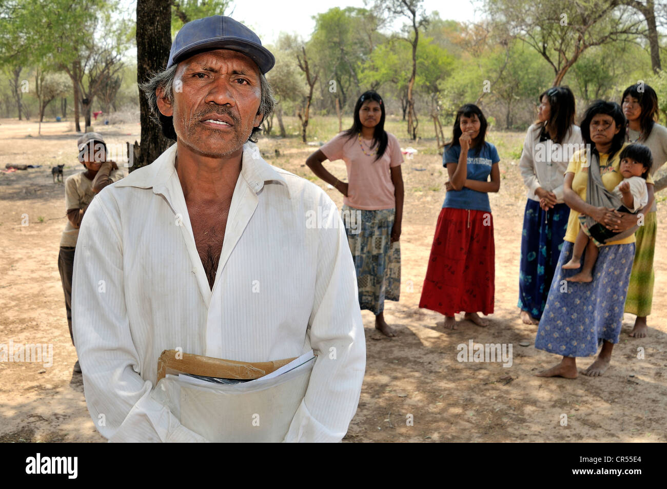 Indigene Cacique, Gemeindevorsteher, vom Stamm Wichi-Indianer, die Unterlagen, die er für seine Gemeinde legen müssen Stockfoto