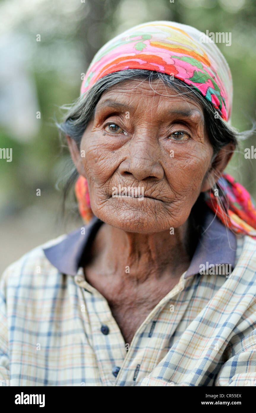Porträt einer alten indigenen Frau des Stammes Wichi-Indianer, Comunidad Chuchuy, Gran Chaco, Salta, Argentinien, Südamerika Stockfoto