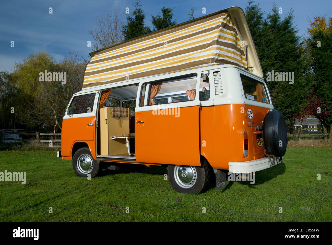 Erker VW Volkswagen Wohnmobil, Mikro-Bus mit pop Top Dach oben Stockfoto